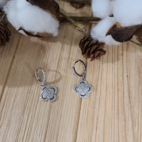 🍀🍀NEW🍀🍀 EXQUISITE!! CZ Clover Dangle Earrings in SILVER Plating - Picture 10 of 15